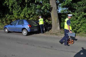 policjanci pracują na miejscu wypadku drogowego