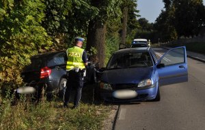 policjanci pracują na miejscu wypadku drogowego