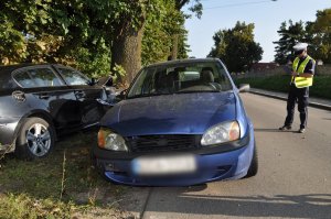 policjanci pracują na miejscu wypadku drogowego