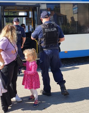 policjanci podczas kontroli autobusów komunikacji miejskiej