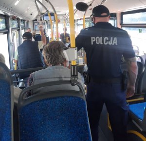 policjanci podczas kontroli autobusów komunikacji miejskiej