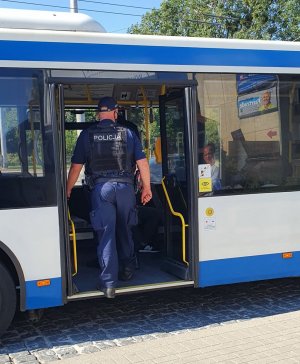 policjanci podczas kontroli autobusów komunikacji miejskiej