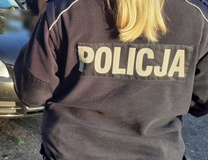 policjantka podczas kontroli pojazdu