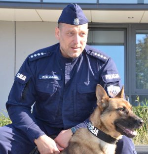 Policjant przewodnik z psem