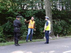 Policjanci w trakcie działań komisji dot. wypadku drogowego