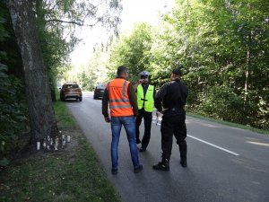 Policjanci w trakcie działań komisji dot. wypadku drogowego