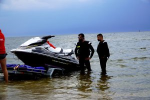 policjanci w trakcie szkolenia z ratownikami