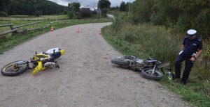 Policjanci pracujący na miejscu wypadku