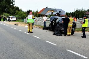 Policjanci pracują na miejscu wypadku drogowego