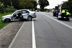 Policjanci pracują na miejscu wypadku drogowego