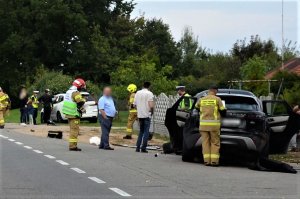 Policjanci pracują na miejscu wypadku drogowego