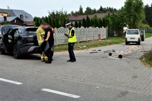 Policjanci pracują na miejscu wypadku drogowego