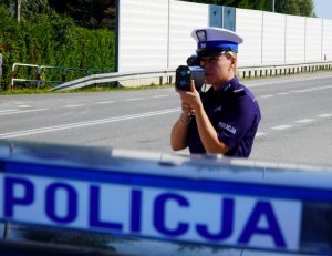 policjanci mierzą prędkość