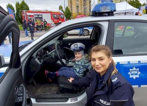 policjanci na festynie z dziećmi