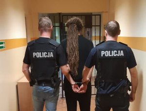 policjanci prowadzą zatrzymanego