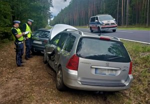 policjanci stoją przy rozbitym aucie