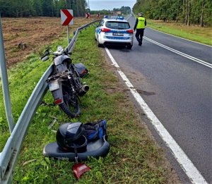 Policjant pracujący na miejscu wypadku drogowego