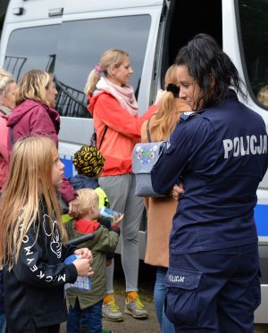 policjanci prezentują sprzęt i rozmawiają z dziećmi na festynie