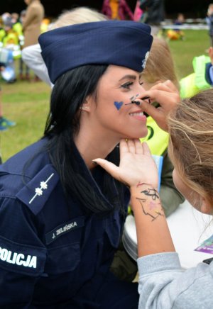 policjanci prezentują sprzęt i rozmawiają z dziećmi na festynie