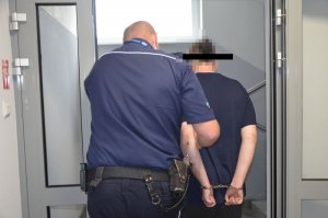 policjanci prowadzą zatrzymanych