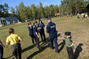 policjanci rozmawiają z harcerzami