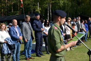 policjanci rozmawiają z harcerzami