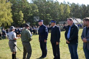 policjanci rozmawiają z harcerzami