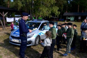 policjanci rozmawiają z harcerzami