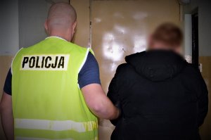 policjanci prowadzą zatrzymanych