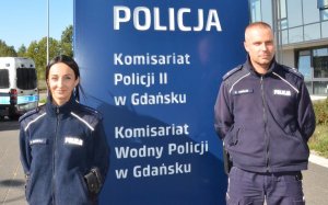 policjanci stoją przed budynkiem komisariatu, pozują do zdjecia