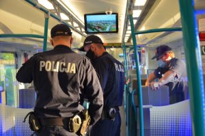 policjanci w autobusie