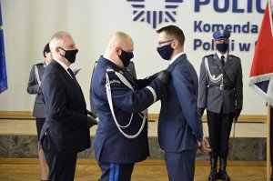 ŚLUBOWANIE NOWO PRZYJĘTYCH POLICJANTÓW / WRĘCZENIE ODZNACZEŃ PAŃSTWOWYCH I RESORTOWYCH