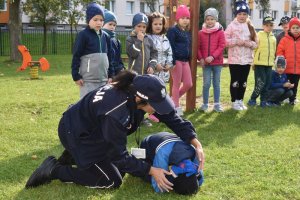 policjanci w trakcie festynu z najmłodszymi