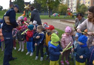 policjanci w trakcie festynu z najmłodszymi