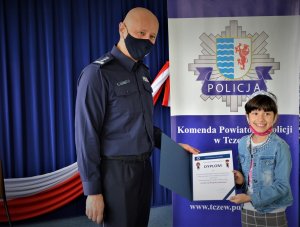 policjant z laureatką konkursu