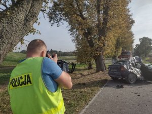 policjanci na miejscu zdarzenia drogowego