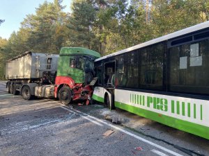 policjanci pracowali na miejscu dwóch zdarzeń drogowych