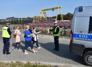 policjanci rozdają odblaski