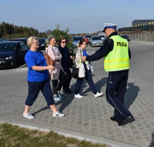 policjanci rozdają odblaski