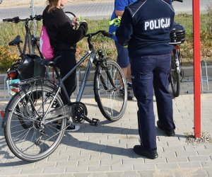 policjanci rozdają odblaski