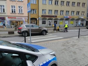 policjanci pracują na miejscu potrącenia rowerzysty