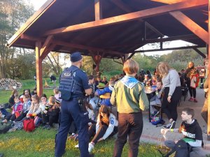 policjant z dziećmi