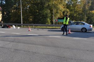 policjanci pracują na miejscu wypadku