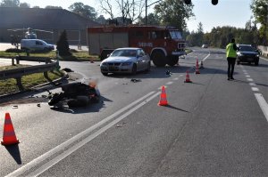 policjanci pracują na miejscu wypadku