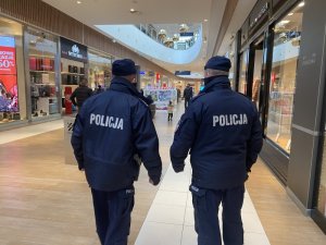 policjanci patrolują galerię handlową