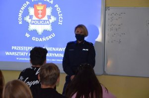 policjanci rozmawiają z dziećmi