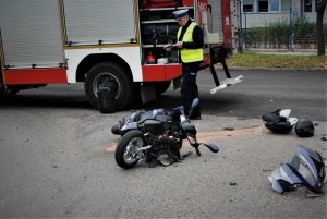 Policjanci pracują na miejscu wypadku drogowego