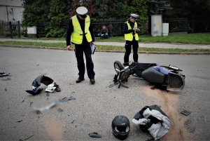 Policjanci pracują na miejscu wypadku drogowego