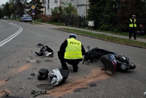 Policjanci pracują na miejscu wypadku drogowego