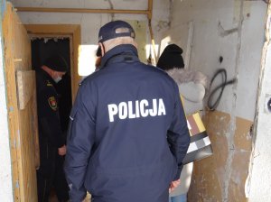 policjanci wchodzący do pustostanu